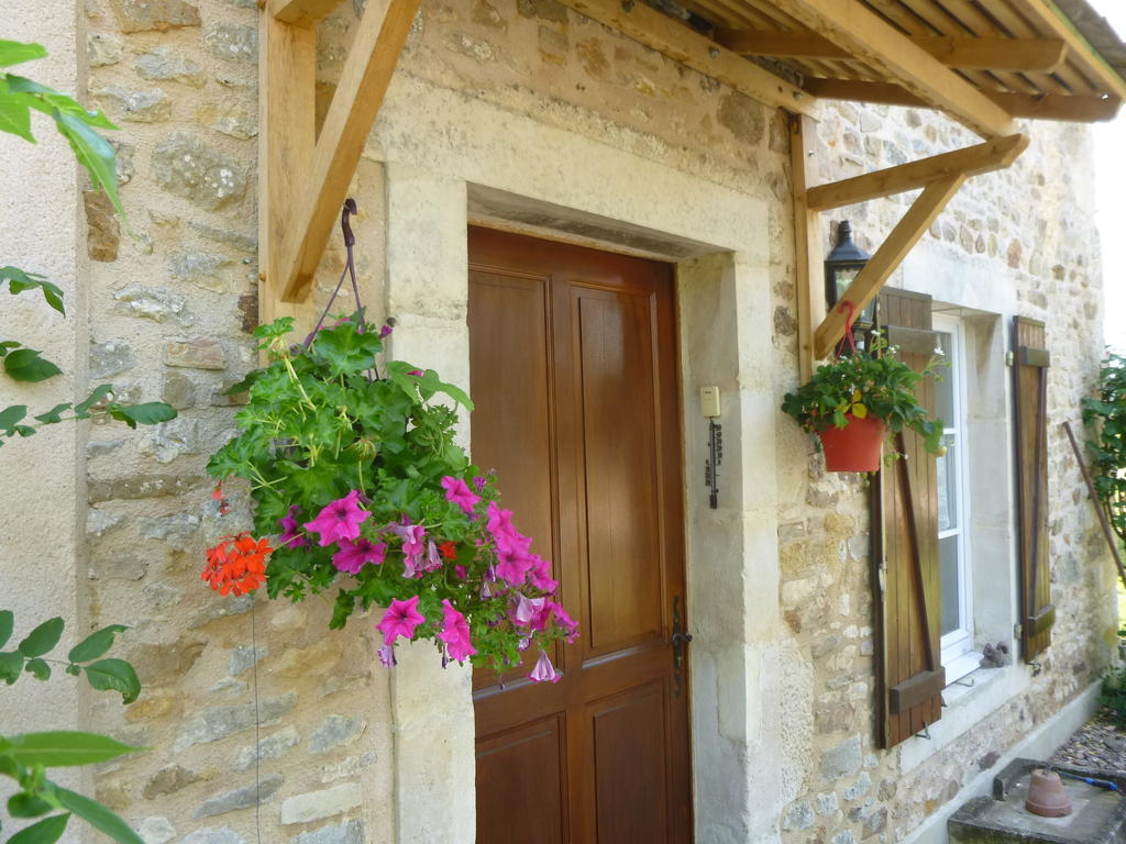 La Roulotte De Pommette Et Billy Bed & Breakfast La Hoguette Exterior photo
